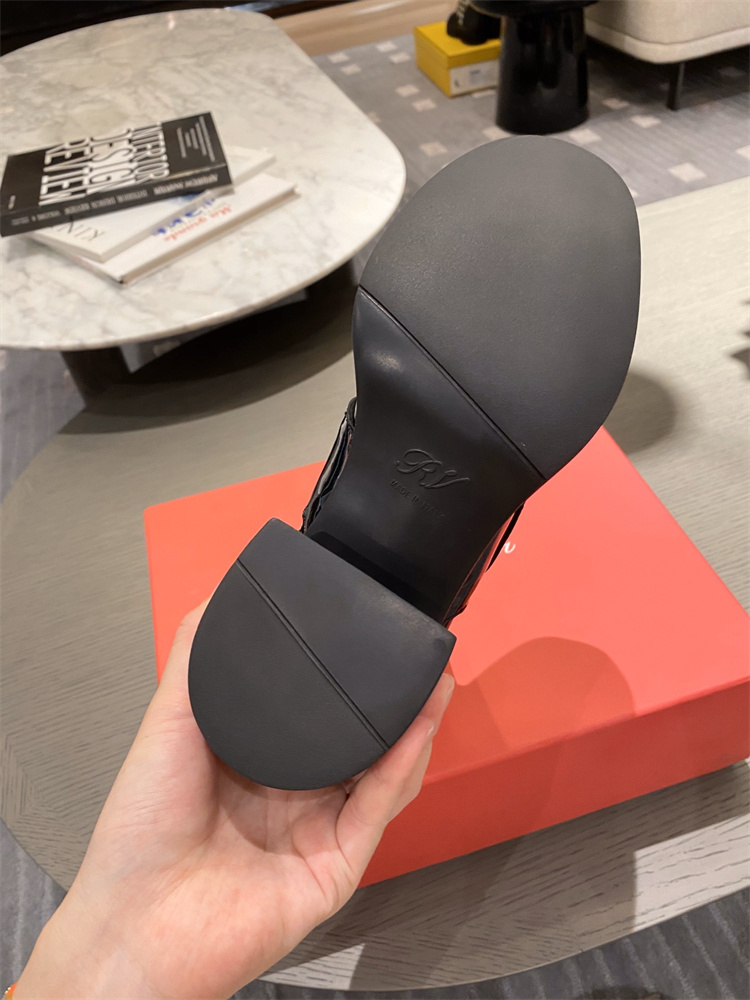 1695224785.3672UZyMXFWAxe2 2.jpg