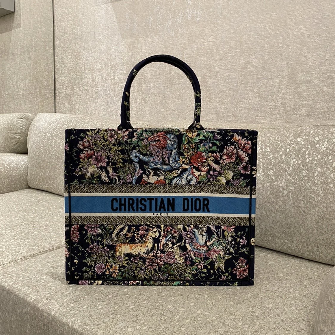 1704717451.9779oGYetEOZSDDIOR BOOK TOTE M1286 3.jpg