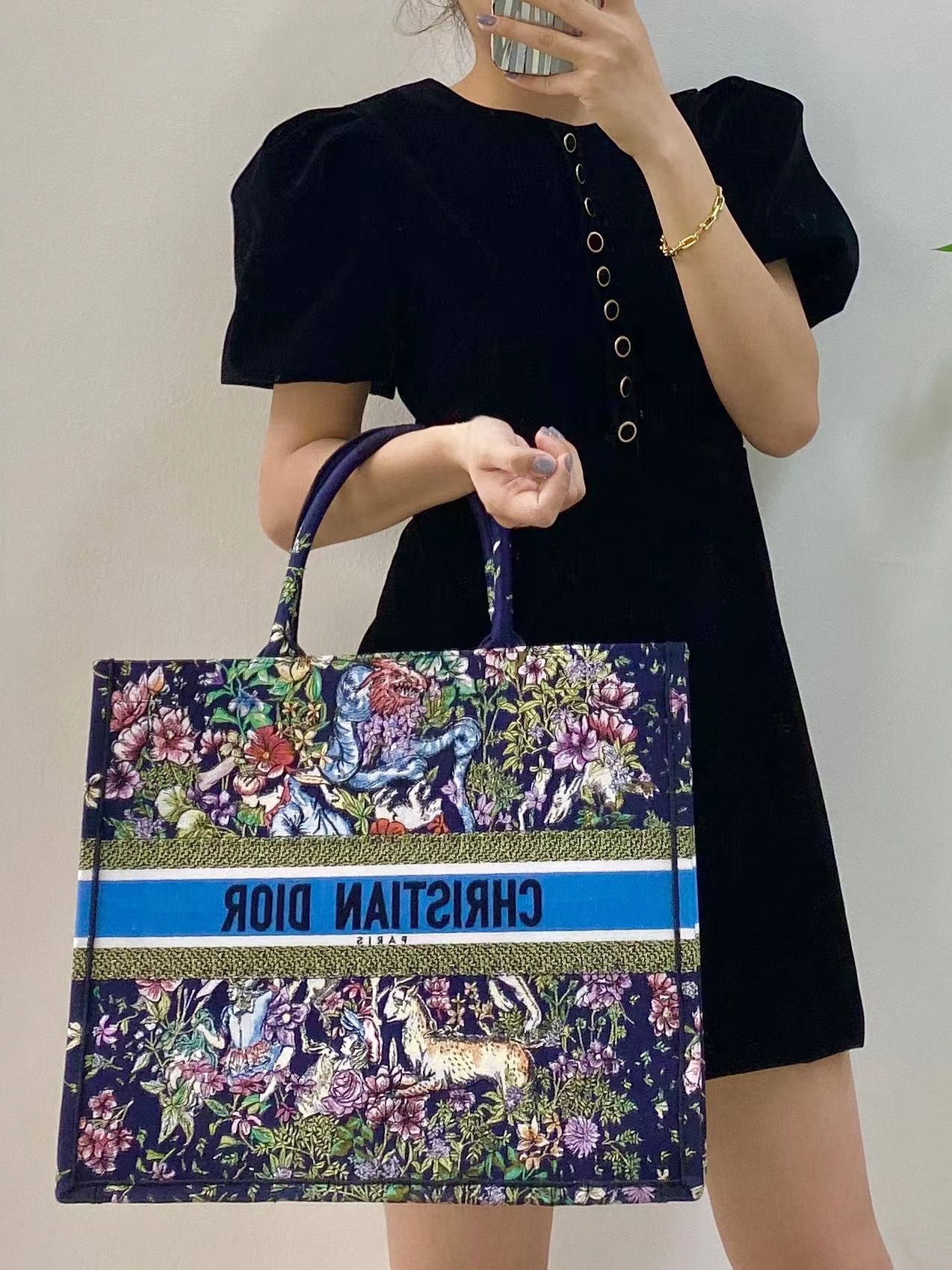 1704717451.9815fGZCeSMmzlDIOR BOOK TOTE M1286 7.jpg