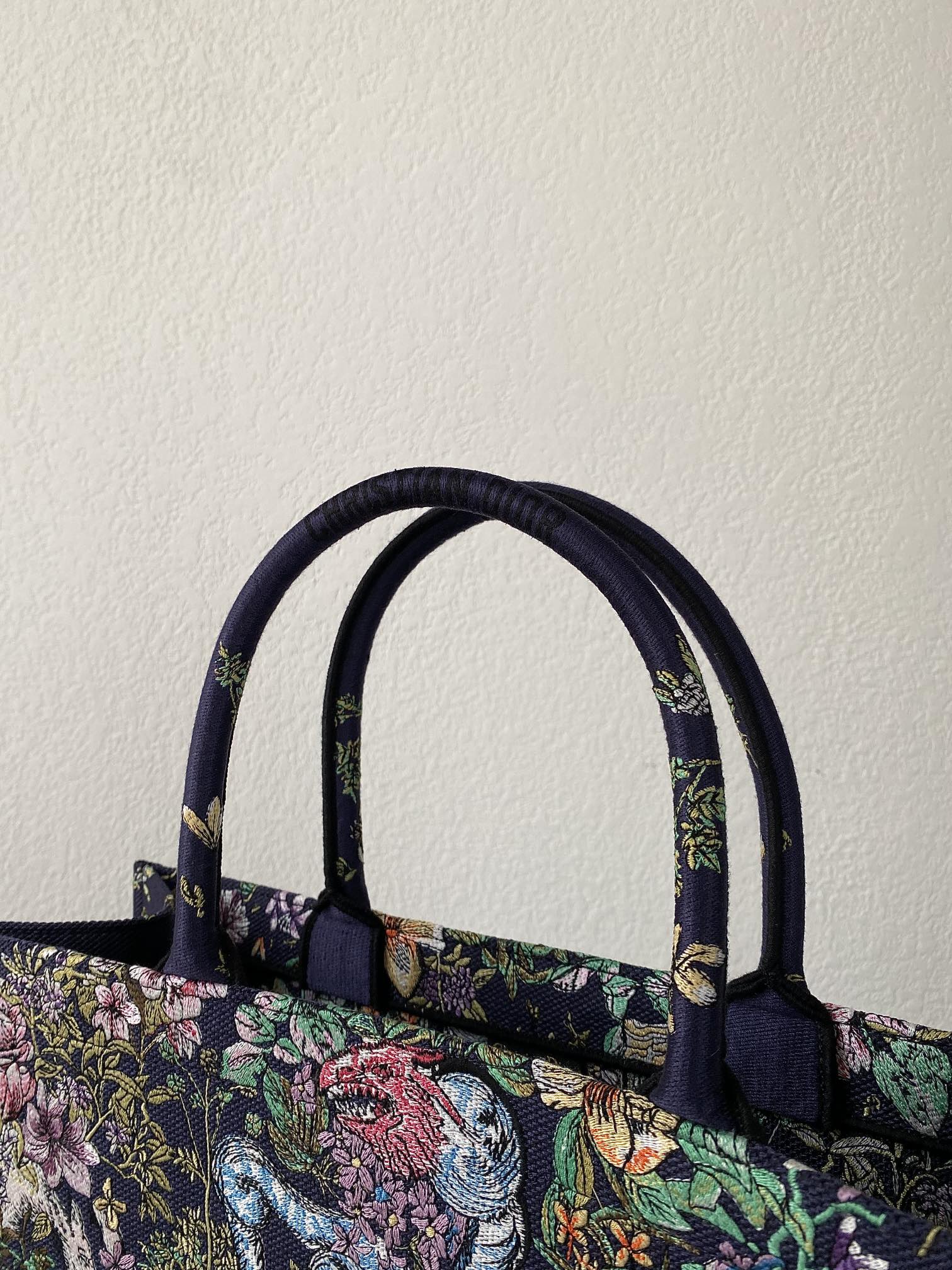 1704717451.9875azZUwKoeSfDIOR BOOK TOTE M1286 13.jpg