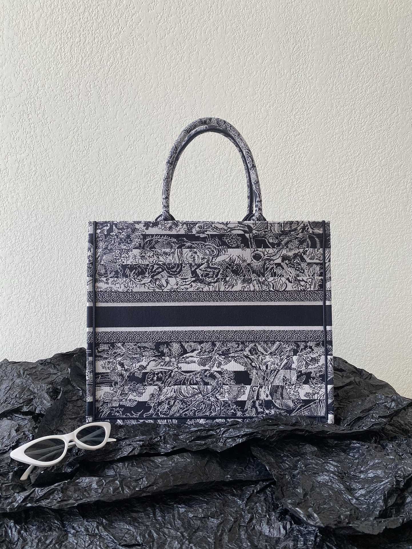 1704717564.0993RmgSeJjjpHDIOR BOOK TOTE M1286 6.jpg