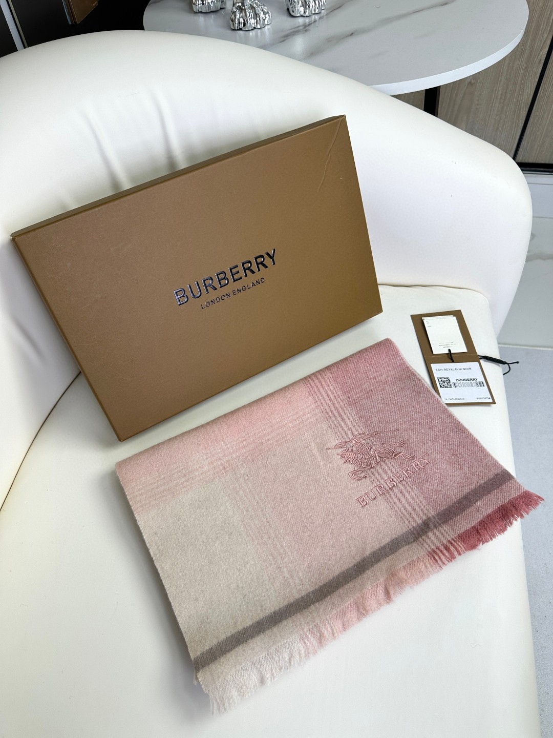 1705412398.3864tadmZGGLMTBurberry  2.jpg