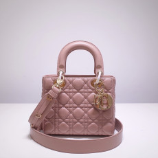 디올 레이디백 이니셜 뱃지 스몰 20cm