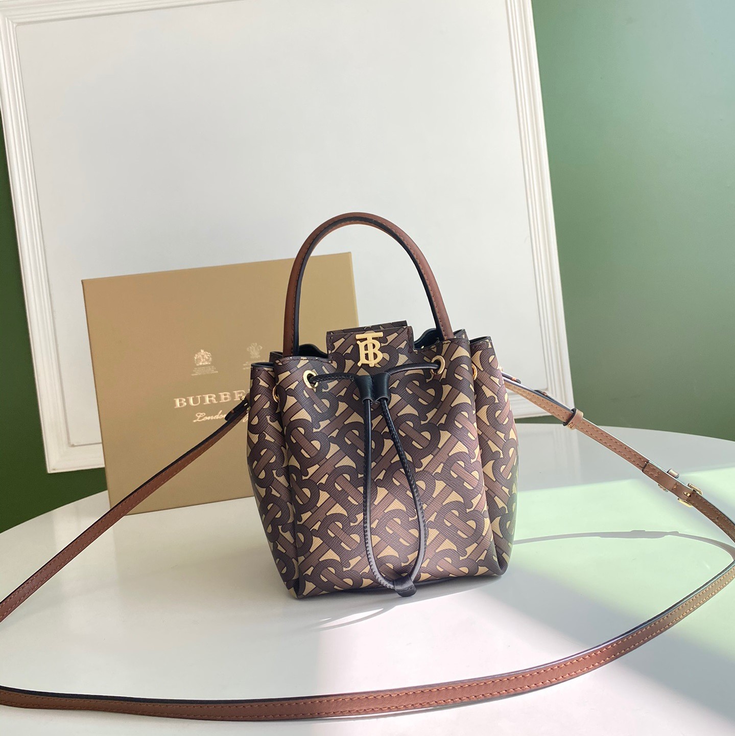 버버리 tb 버킷백 16cm