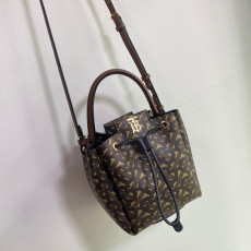 버버리 모노그램 버킷백 16cm