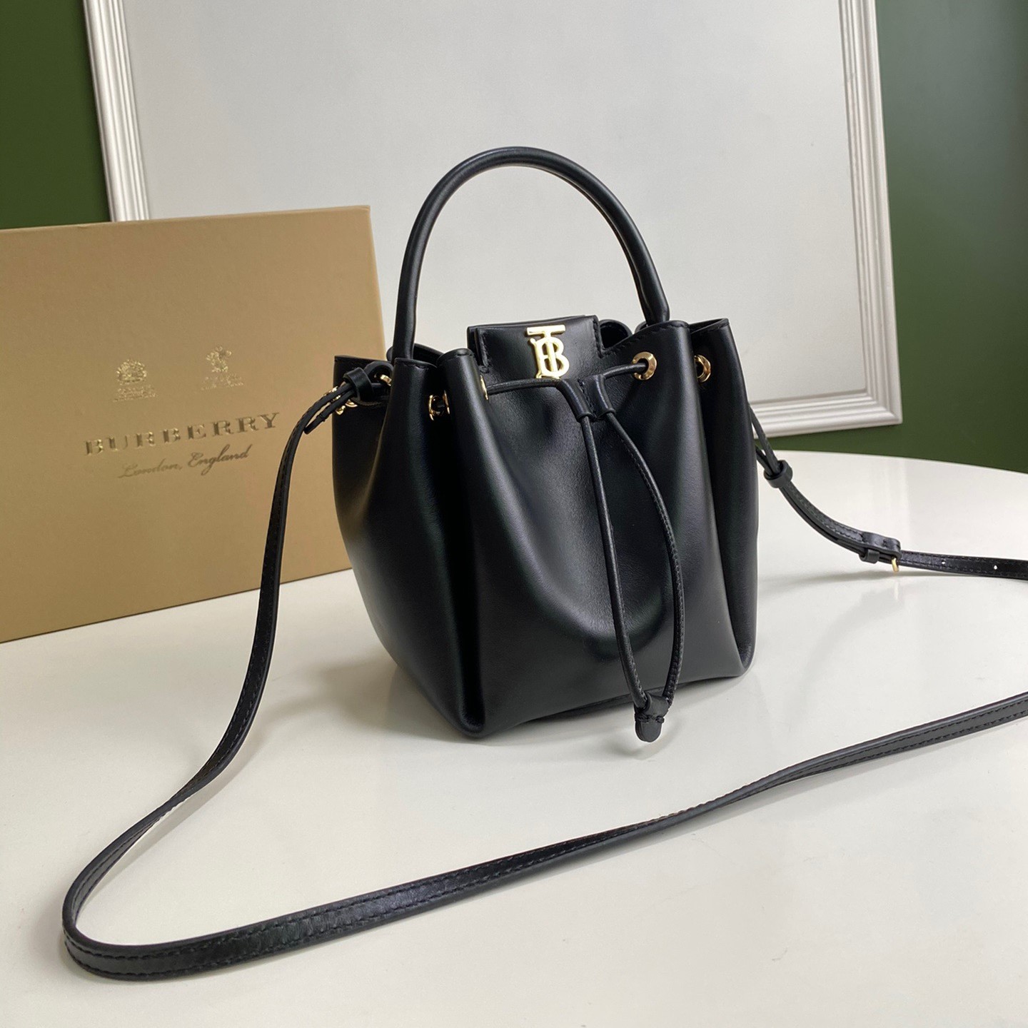 버버리 모노그램 버킷백 16cm