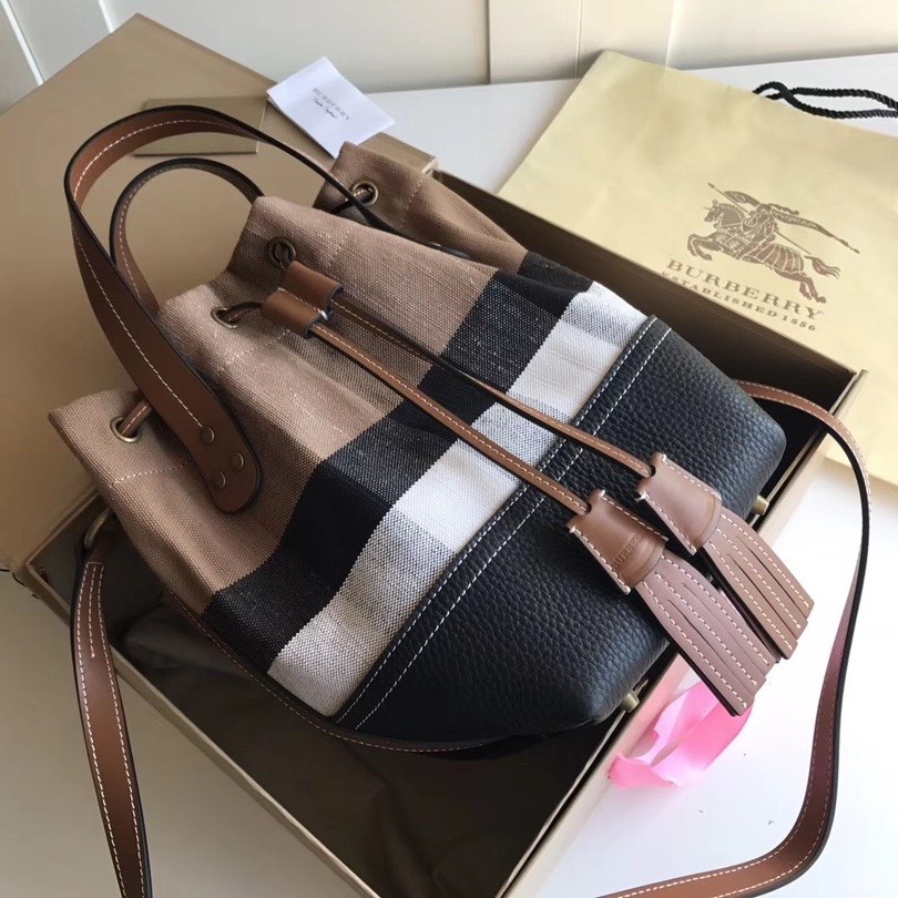 버버리 버킷백 레더 18cm