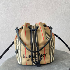 버버리 포이베 버킷백 18cm