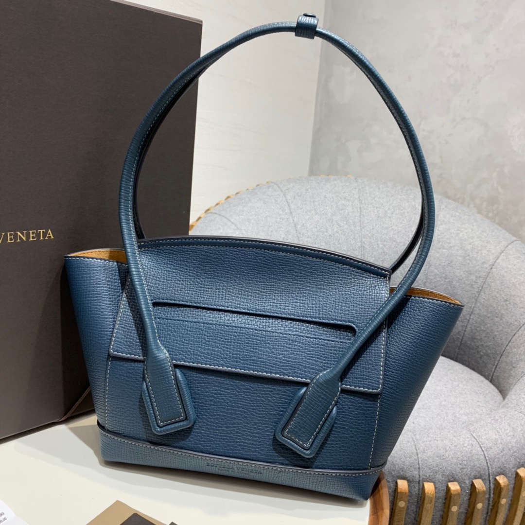 보테가베네타 아르코 프렌치 카프스킨 33cm