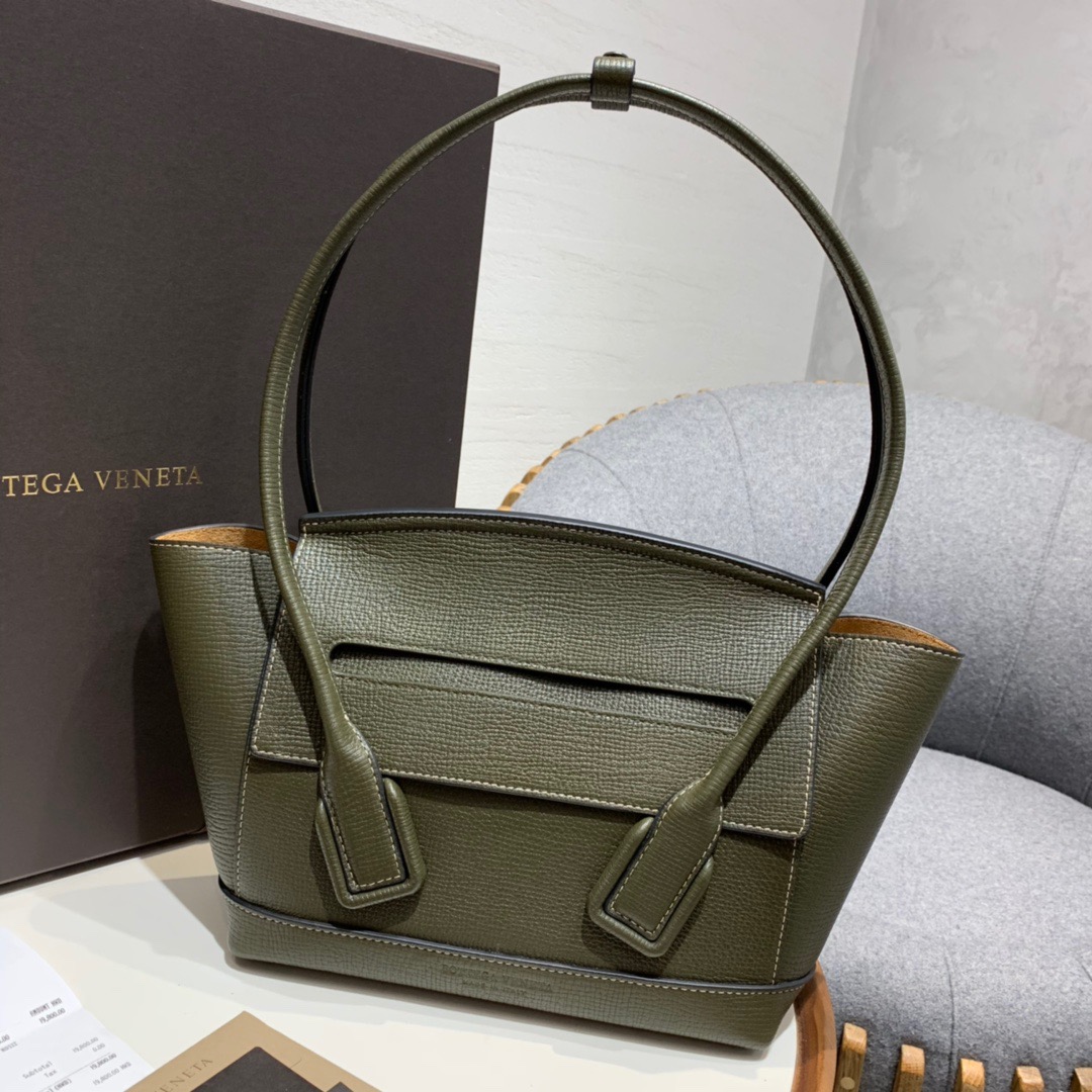 보테가베네타 아르코 프렌치 카프스킨 33cm