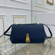 보테가베네타 앵글백 네이비 36cm