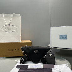 프라다 트라이앵글 숄더백 20cm