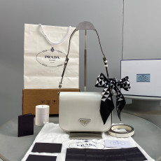 프라다 브러시드 가죽 숄더백 20cm