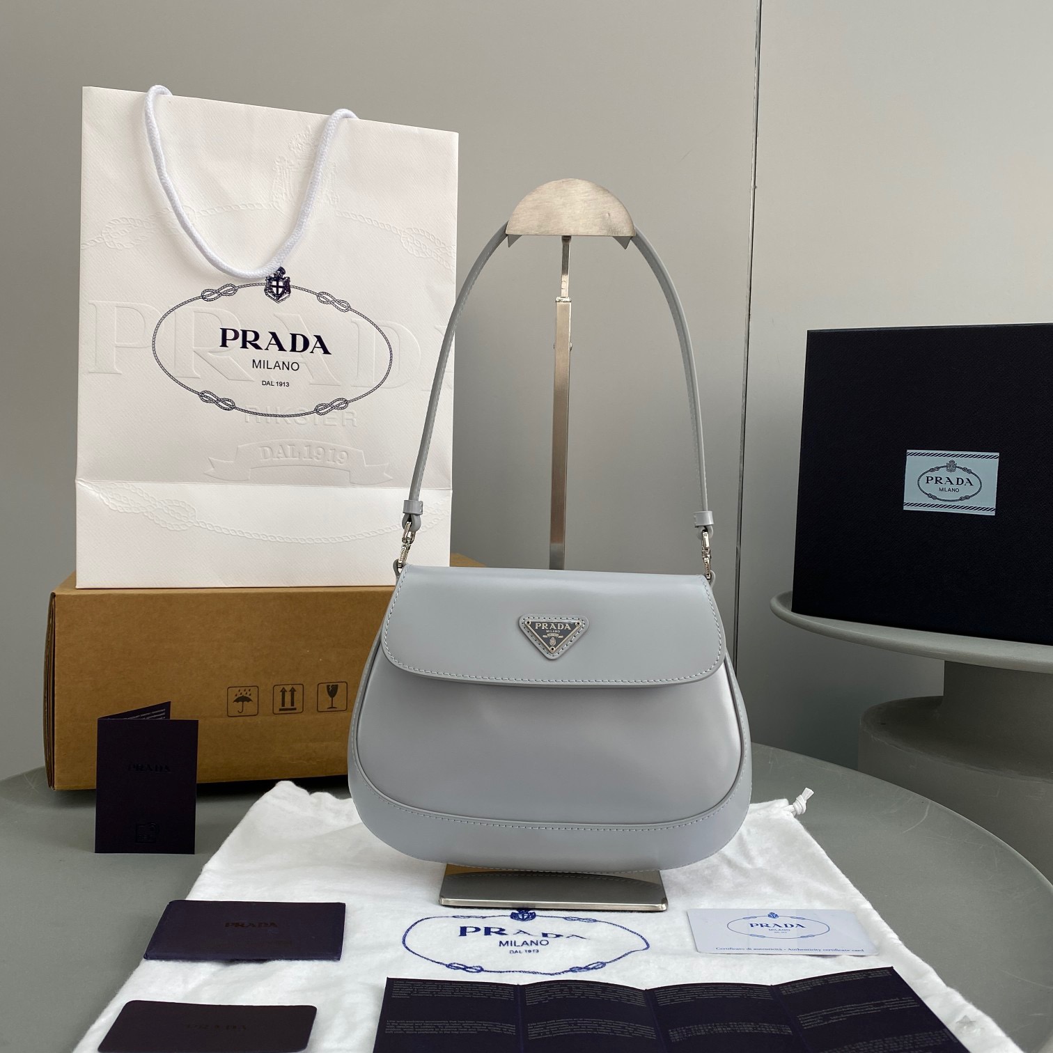 프라다 클레오 브러시드 숄더백 24cm