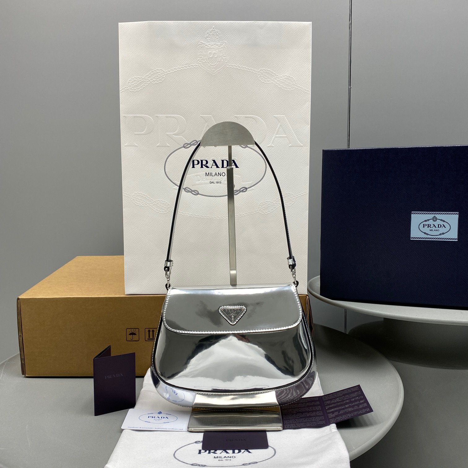 프라다 클레오 브러시드 숄더백 24cm