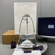 프라다 클레오 브러시드 숄더백 24cm