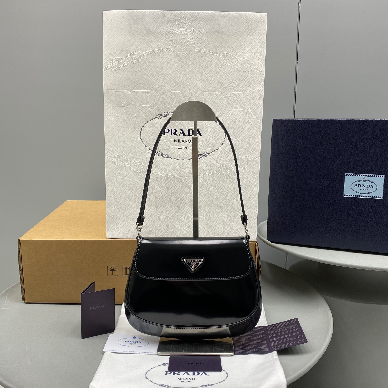 프라다 클레오 브러시드 숄더백 24cm