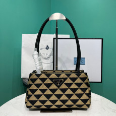 프라다 스몰 심볼 자수 패브릭 백 25cm