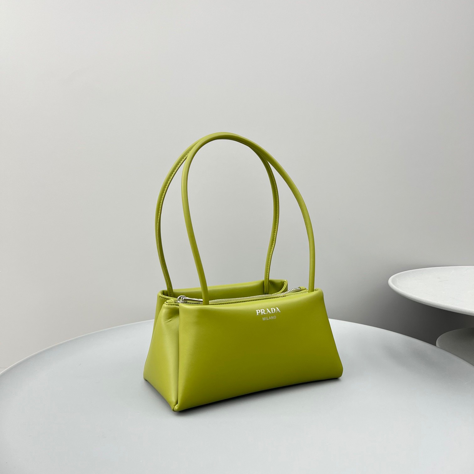 프라다 스몰 가죽 백 25.5cm