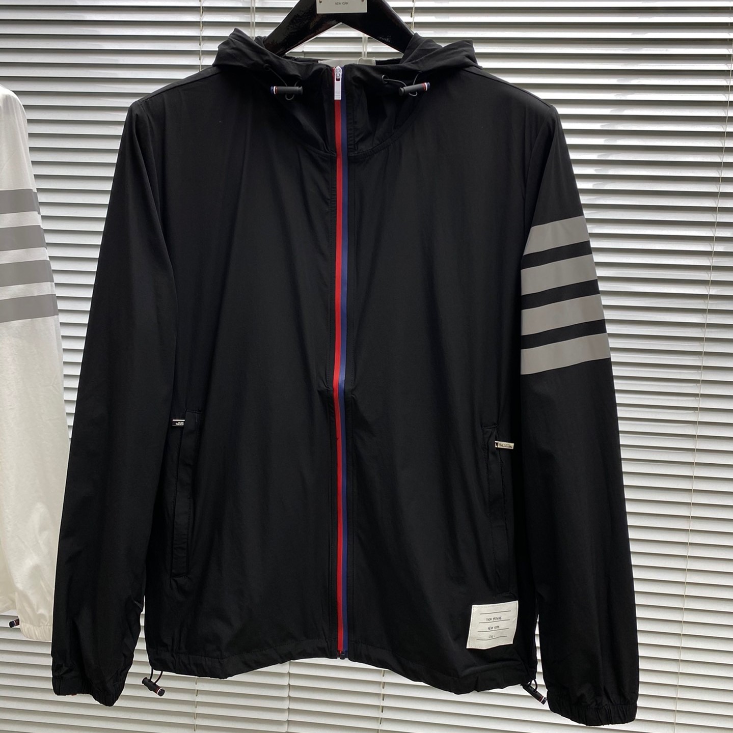 톰브라운 바람막이