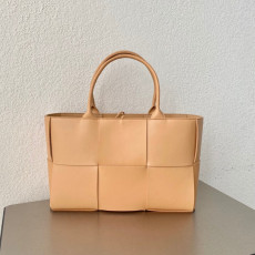 보테가베네타 아르코 토트백 미듐