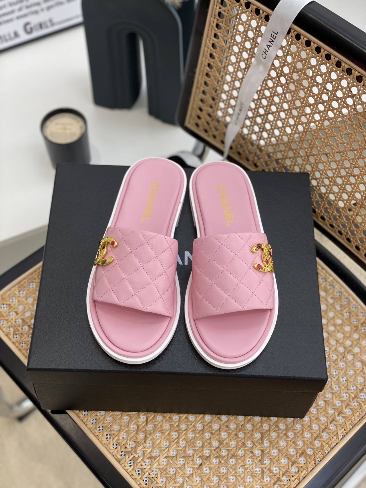 샤넬 로고 뮬 슬리퍼