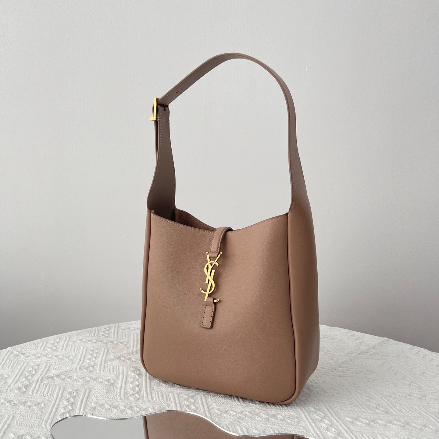 생로랑 LE5A7 스몰 호보백 베이지