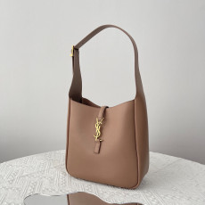 생로랑 LE5A7 스몰 호보백 베이지