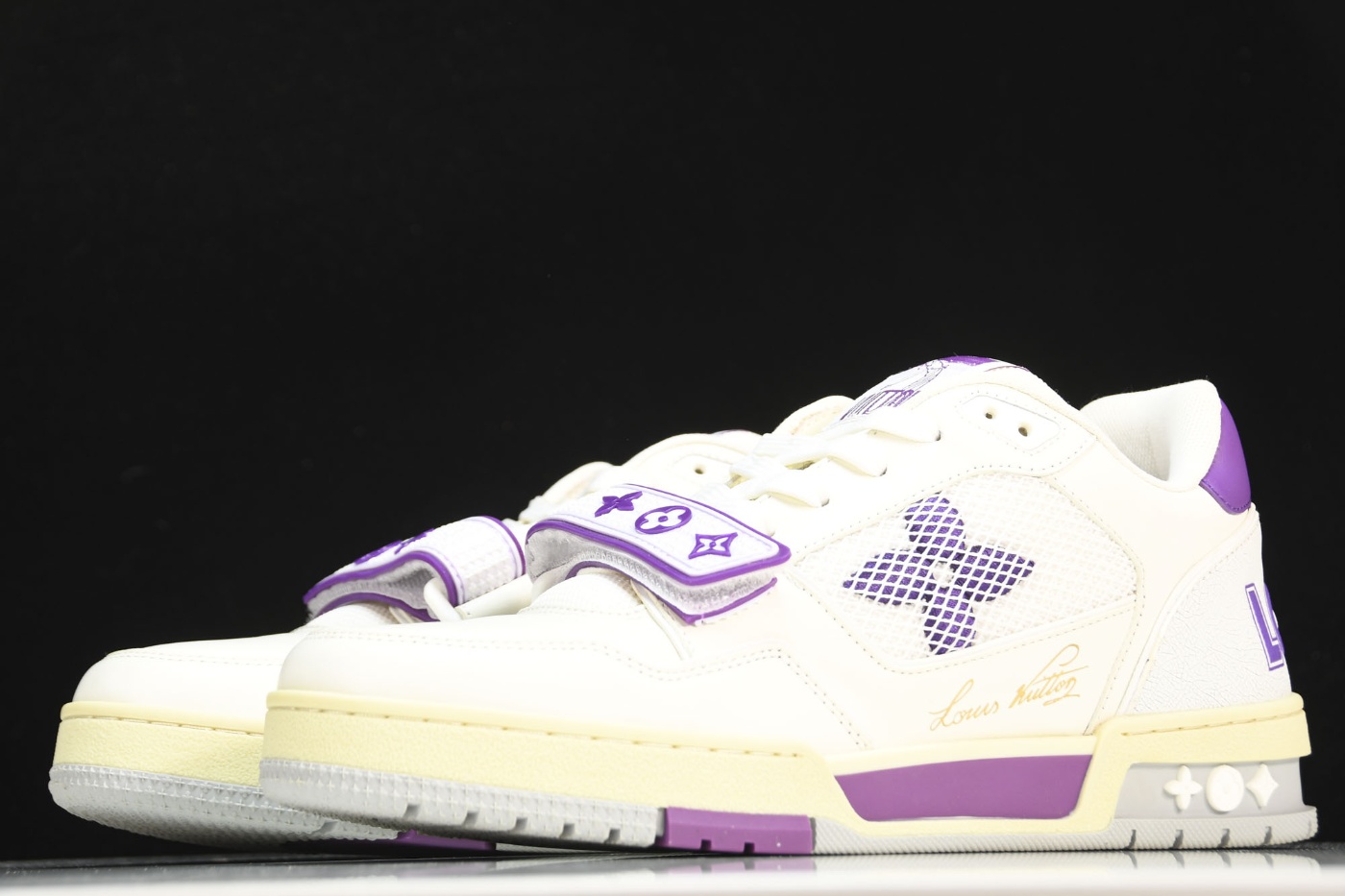 루이비통 LV 트레이너 스니커즈 1A98W4 