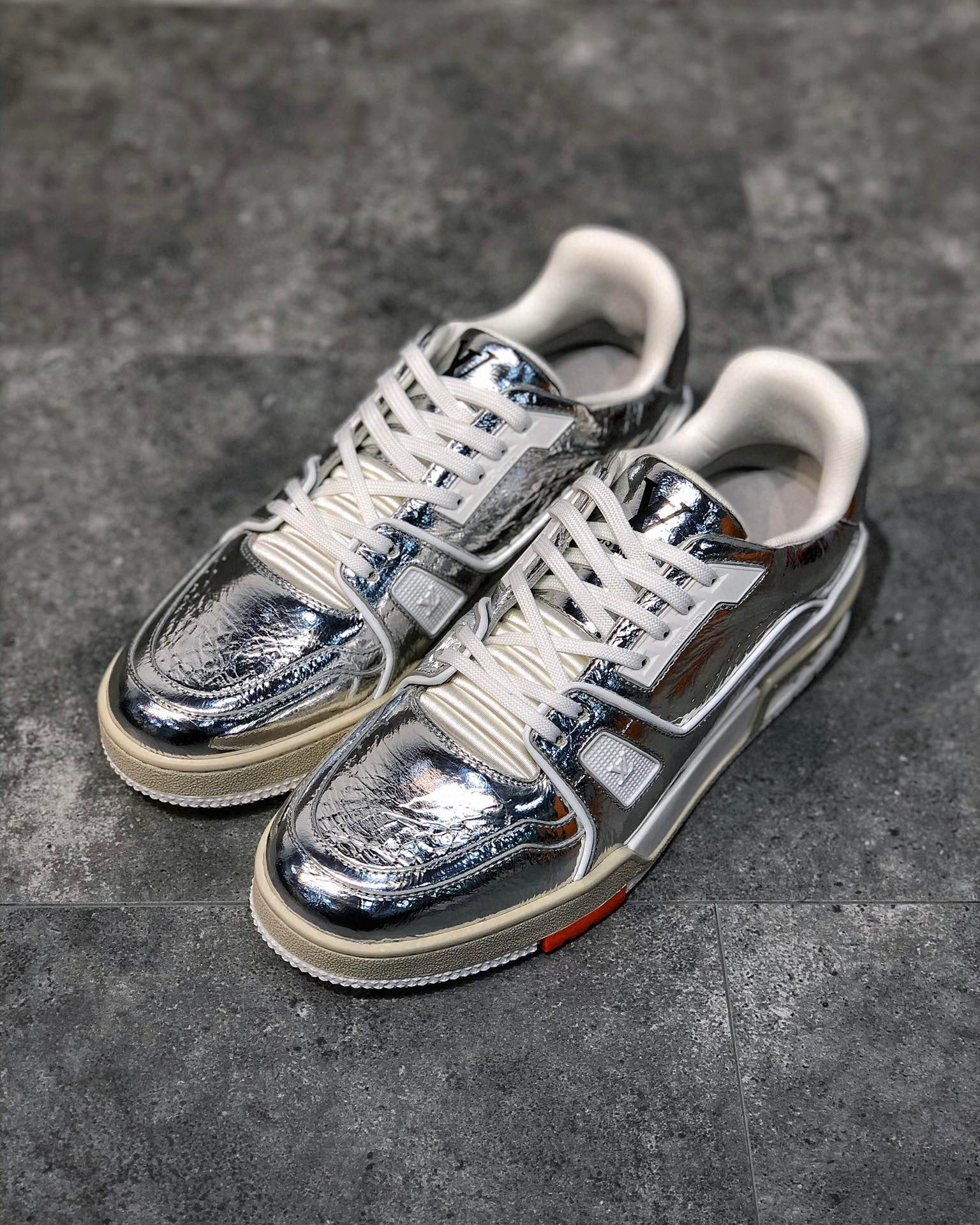 루이비통 LV 트레이너 스니커즈 1A8KGO 