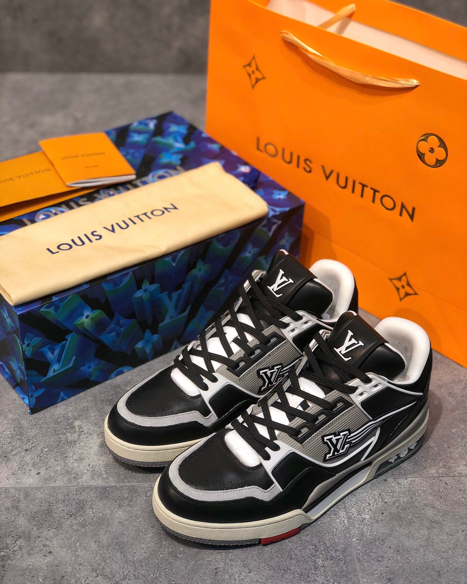 루이비통 LV 트레이너 스니커즈 
