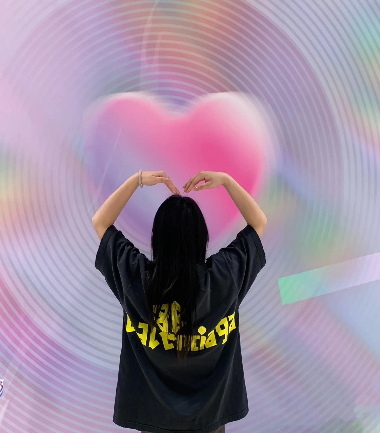 발렌시아가 테이프 타입 미디엄 핏 티셔츠 워시드 반팔티셔츠