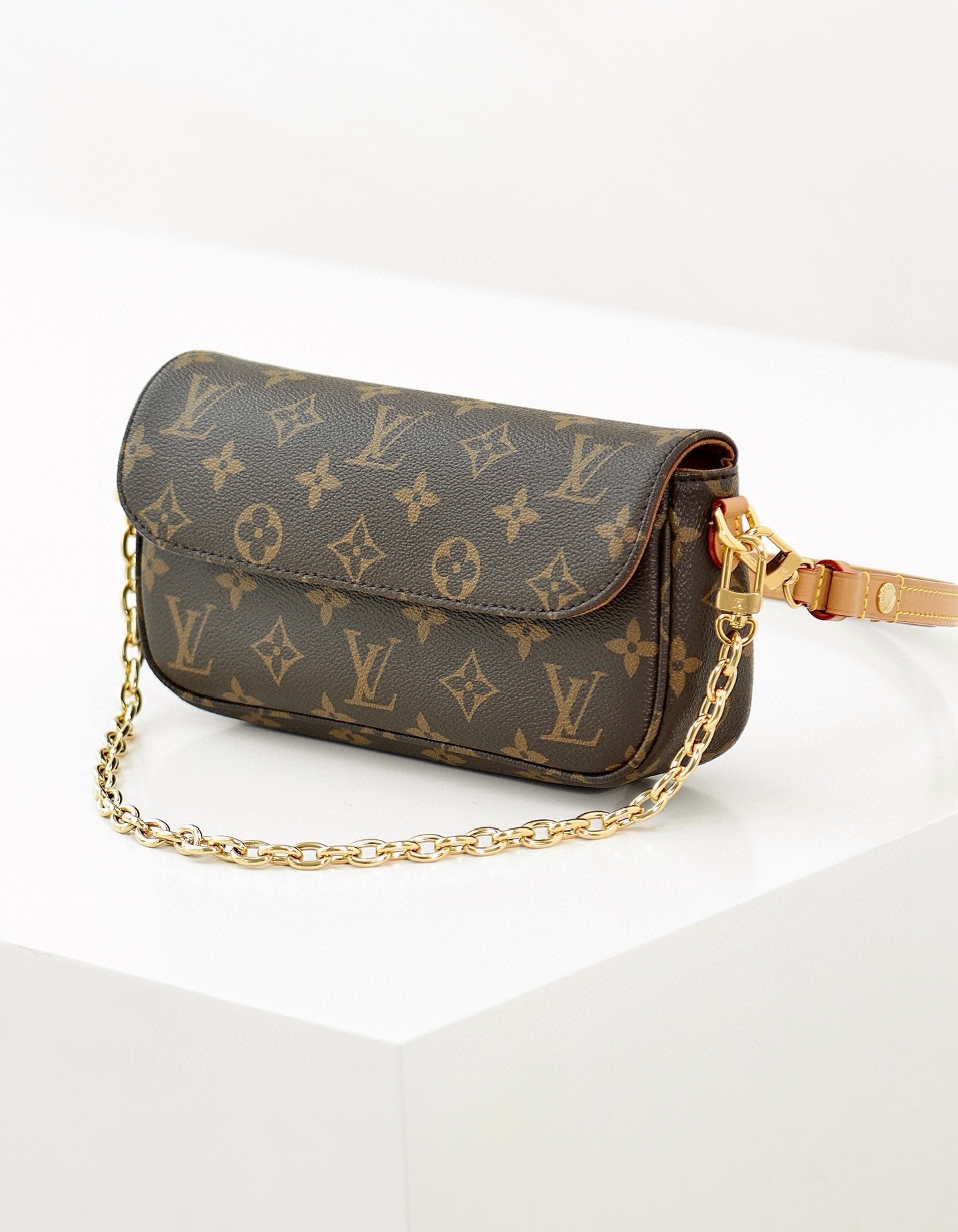 루이비통 월릿 온 체인 아이비 WOC M81911 【매장-230만원대】