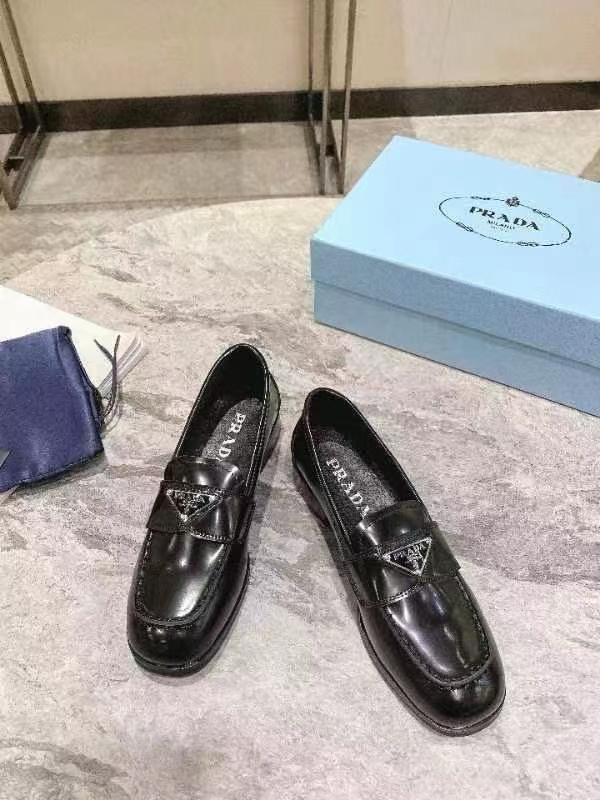 프라다 삼각로고 브러시드 가죽 로퍼