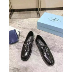 프라다 삼각로고 브러시드 가죽 로퍼