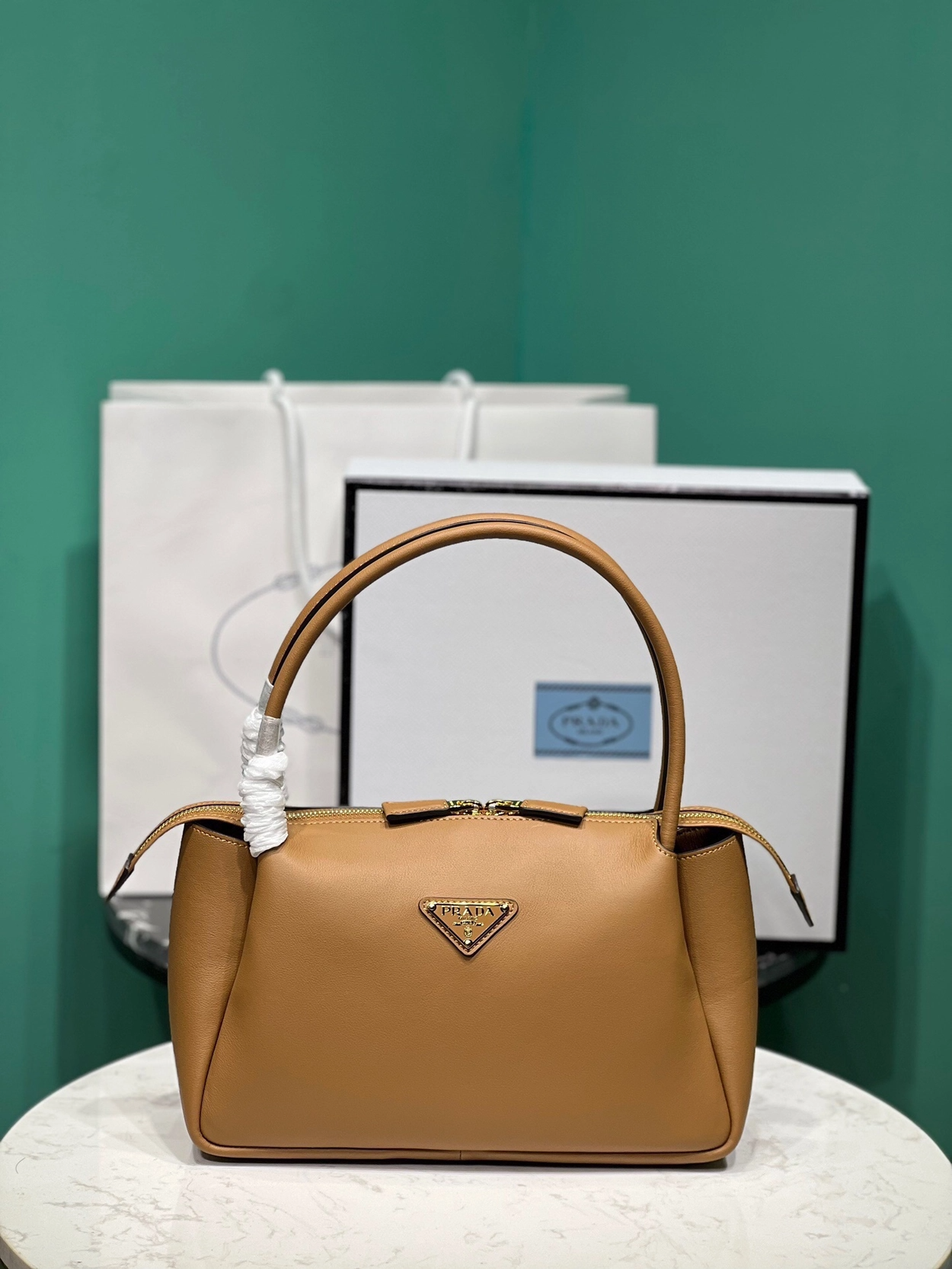 프라다 24ss 미디움 레더 핸드백 1BA444