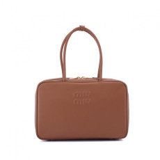 미우미우 아르카디 가죽 보백 라지 (국내배송)