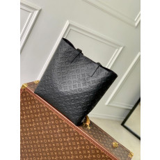 루이비통 익스커션 토트백 M24777