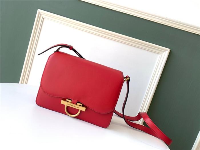 페라가모 플랩백 21H321