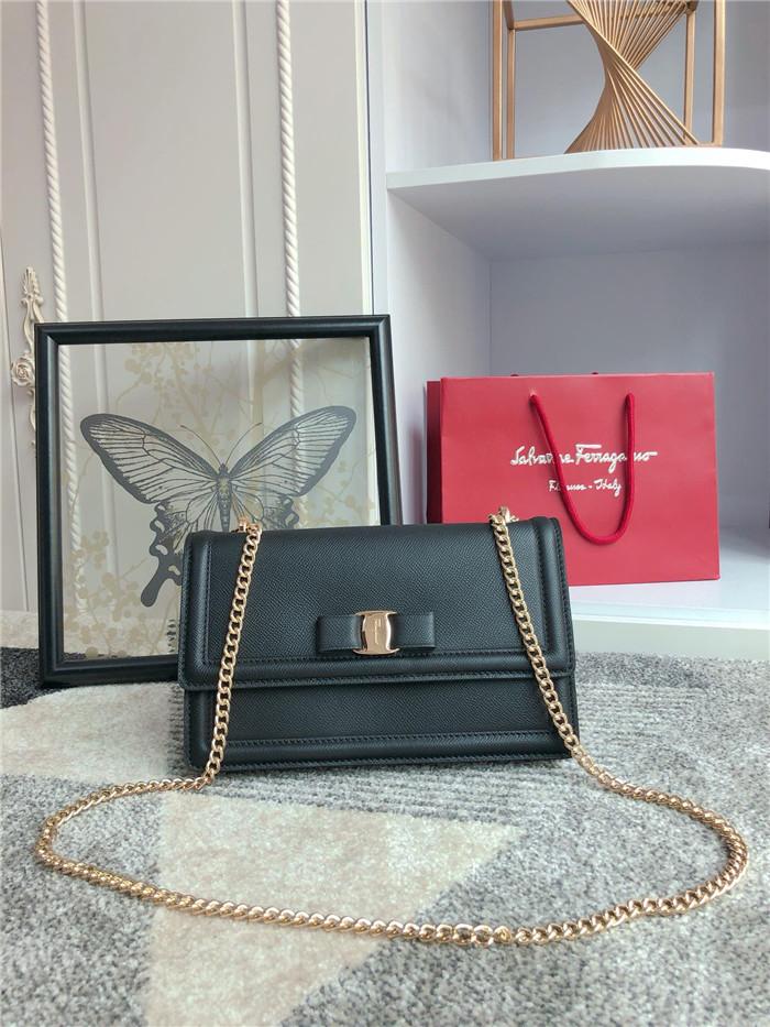 페라가모 라지 체인 숄더백 21G462