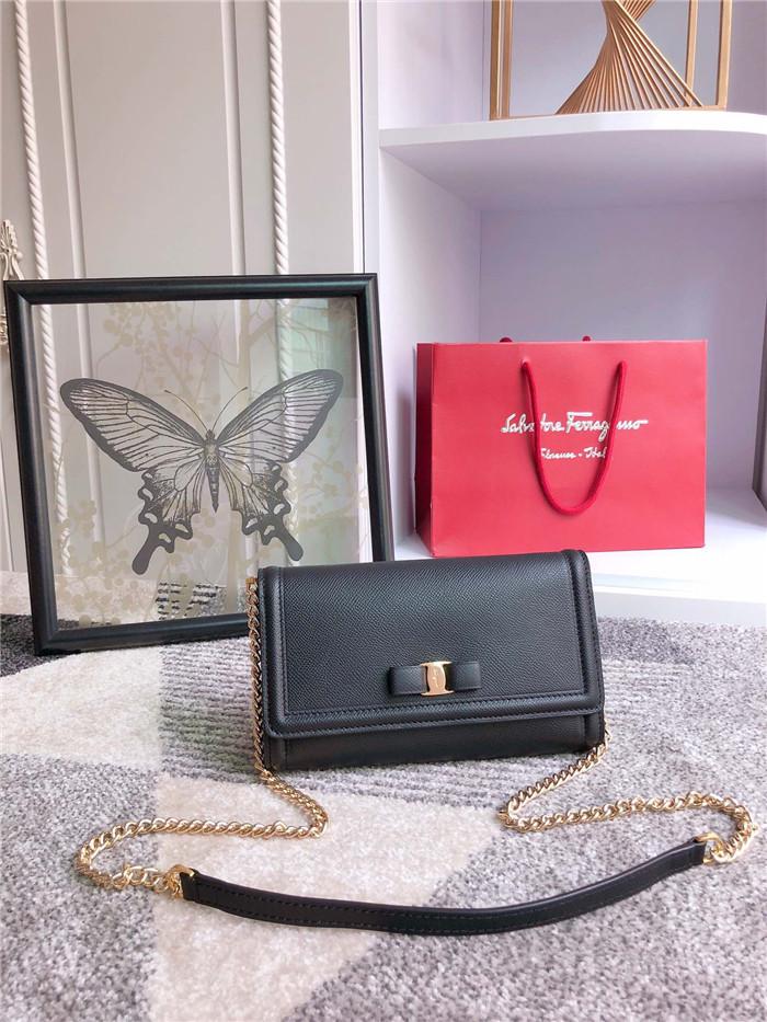 페라가모 미디움 체인 숄더백 22C940