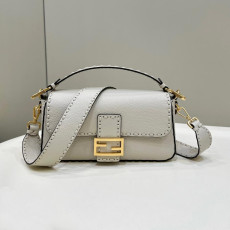 펜디 카멜리아 오버 탑스티치 셀러리아 바게트백 미디움