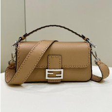 펜디 카멜리아 오버 탑스티치 셀러리아 바게트백 미디움