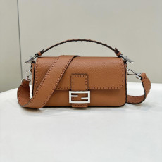 펜디 카멜리아 오버 탑스티치 셀러리아 바게트백 미디움