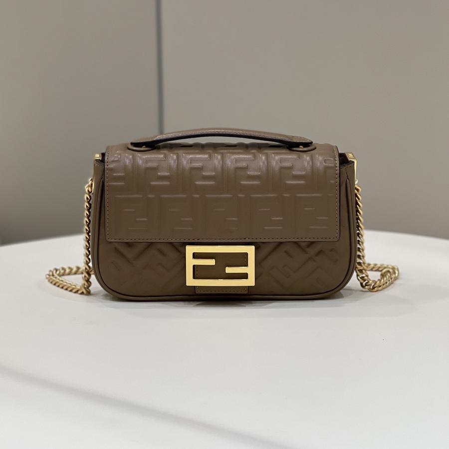 펜디 나파 가죽 바게트 체인백 미디움