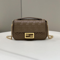 펜디 나파 가죽 바게트 체인백 미디움