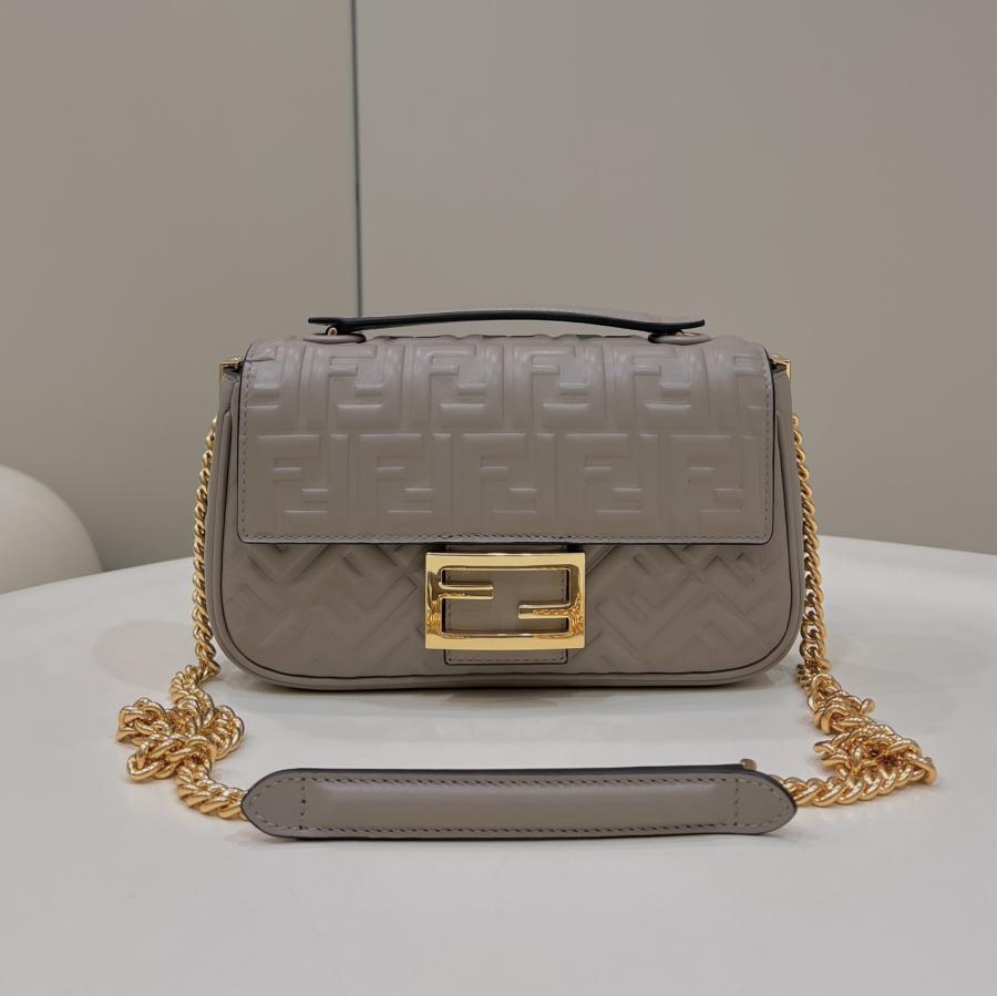 펜디 나파 가죽 바게트 체인백 미디움