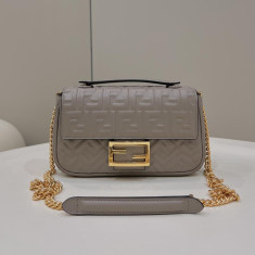 펜디 나파 가죽 바게트 체인백 미디움