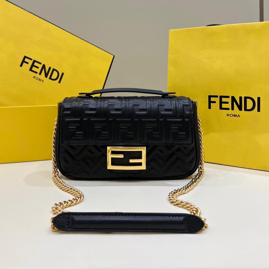 펜디 나파 가죽 바게트 체인백 미디움