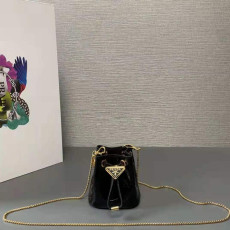 프라다 페이던트 레더 미니 파우치백